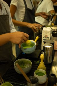 Zubereitung von Matcha in einem Café
